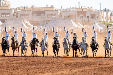 Dört nala koşan atlar, geleneksel festival, Fantasia, Tbourida, Fez, Fas, Afrika