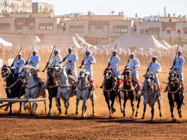 Dört nala koşan atlar, geleneksel festival, Fantasia, Tbourida, Fez, Fas, Afrika
