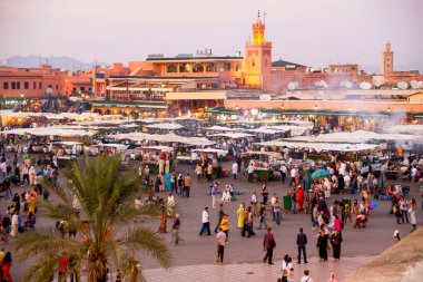 Djemaa El Fna Meydanı. Marakeş. İmparatorluk Şehri. Fas 'ta. Afrika.