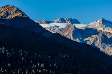 Varicauva Ormanı, Maladeta Massif ve Aneto Zirvesi, Aran Vadisi 'nden 3404 metre, Pyrenees Dağları, İspanya, Avrupa