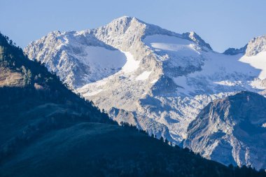 Varicauva Ormanı, Maladeta Massif ve Aneto Zirvesi, Aran Vadisi 'nden 3404 metre, Pyrenees Dağları, İspanya, Avrupa