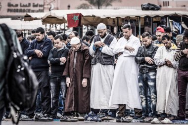 Müslümanlar cami önünde namaz kılıyor, Jamaa el Fna Meydanı, Marakeş, Fas, Kuzey Afrika, Afrika kıtası