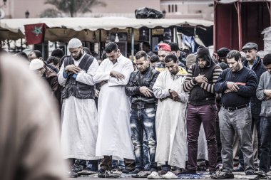 Müslümanlar cami önünde namaz kılıyor, Jamaa el Fna Meydanı, Marakeş, Fas, Kuzey Afrika, Afrika kıtası