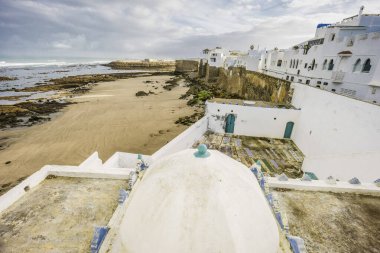 Eski Müslüman mezarlığı, çok renkli seramik mezarları, Assilah, Fas, Afrika 'nın kuzeyi, Afrika kıtası