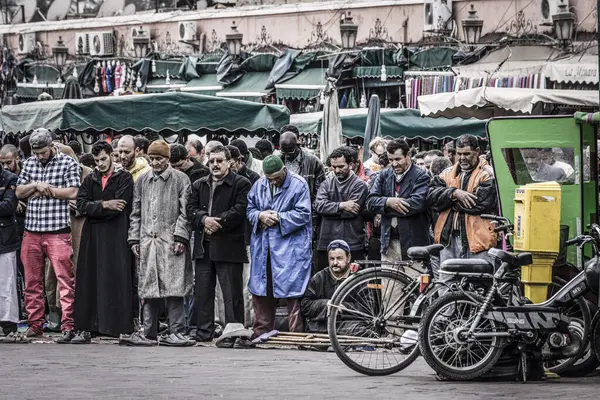 Müslümanlar cami önünde namaz kılıyor, Jamaa el Fna Meydanı, Marakeş, Fas, Kuzey Afrika, Afrika kıtası