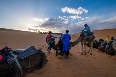 Erg Chebbi, Merzouga, Taffilalet, Fas, Afrika 'da turist deve kervanı