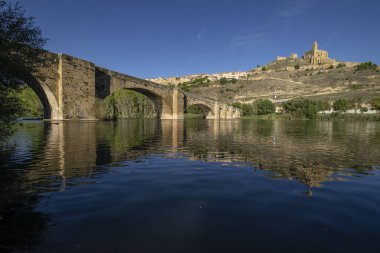 Ebro Nehri üzerindeki ortaçağ köprüsü, San Vicente de la Sonsierra, La Rioja, İspanya