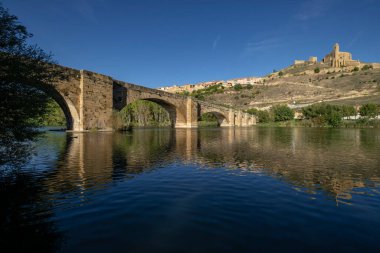 Ebro Nehri üzerindeki ortaçağ köprüsü, San Vicente de la Sonsierra, La Rioja, İspanya