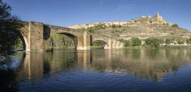 Ebro Nehri üzerindeki ortaçağ köprüsü, San Vicente de la Sonsierra, La Rioja, İspanya