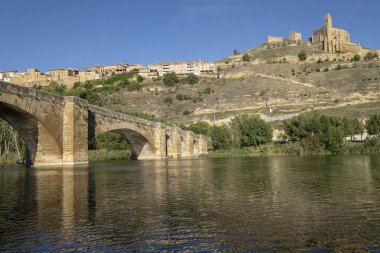 Ebro Nehri üzerindeki ortaçağ köprüsü, San Vicente de la Sonsierra, La Rioja, İspanya