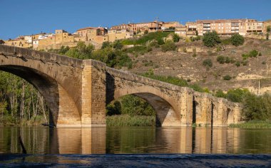 Ebro Nehri üzerindeki ortaçağ köprüsü, San Vicente de la Sonsierra, La Rioja, İspanya