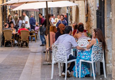 Tipik bir sokakta turistler, Laguardia, Alava, Bask Ülkesi, İspanya