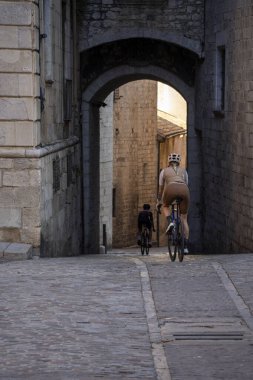 Eski Yahudi mahallesindeki bisikletçiler, Girona, Katalonya, İspanya