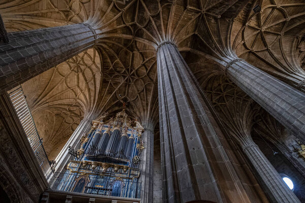 Fasciculated cylindrical pillars, Church of Our Lady of the Assumption, 16th century, Briones, La Rioja, Spain