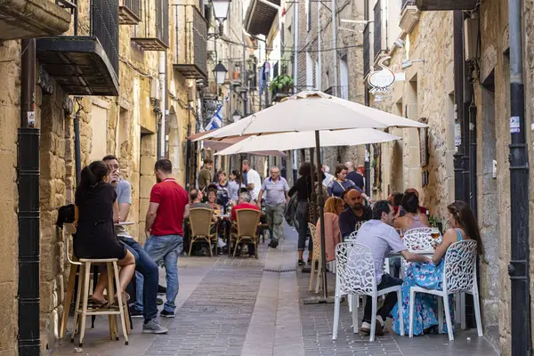 Tipik bir sokakta turistler, Laguardia, Alava, Bask Ülkesi, İspanya