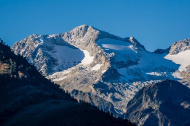 Varicauva Ormanı, Maladeta Massif ve Aneto Zirvesi, Aran Vadisi 'nden 3404 metre, Pyrenees Dağları, İspanya, Avrupa