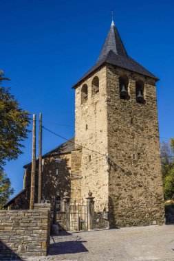 Sant Esteve de Montcorbau 'nun Roma kilisesi, 12. ve 13. yüzyıllar, Montcorbau, Aran vadisi, Pirene dağı, İspanya, Avrupa