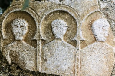 Roma Cinerary Steele, Sant Pere ad Vincula Kilisesi, Bausen, Aran Vadisi, Pirene Dağları, İspanya, Avrupa