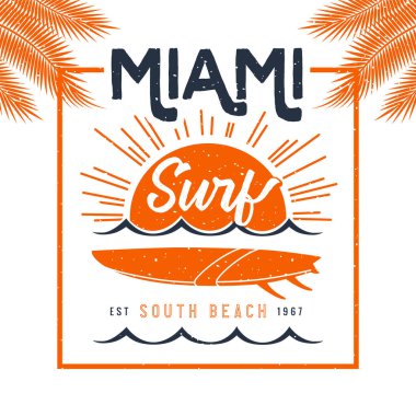 Miami sörf logosu. Tişört ve giysi için. Avuç içleri olan klasik vektör tasarımı. Baskı, rozet, etiket veya posterler için tipografi
