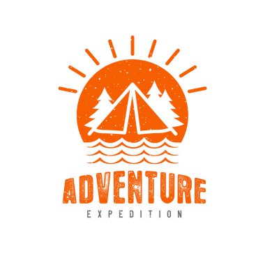 Macera gezisi, kamp gündoğumu logosu. Gün batımının ve gölün arka planında çam ağaçları ve çam ağaçları olan açık hava serüvenleri. Vektör illüstrasyonu