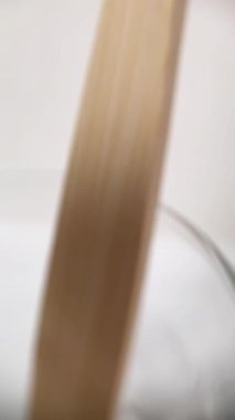 Cam bardakta bambu bir diş fırçası. 4K dikey video yakın çekim. Banyo da biyolojik çözünebilir hijyen ürünleri var..