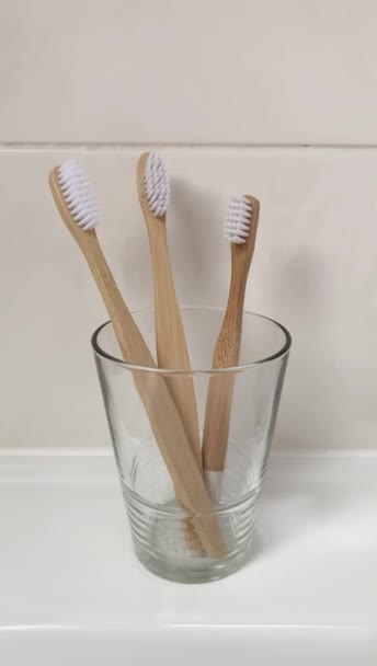 Escova Dentes Crianças Bambu Uma Xícara Vidro Com Escovas Dentes — Vídeo de Stock