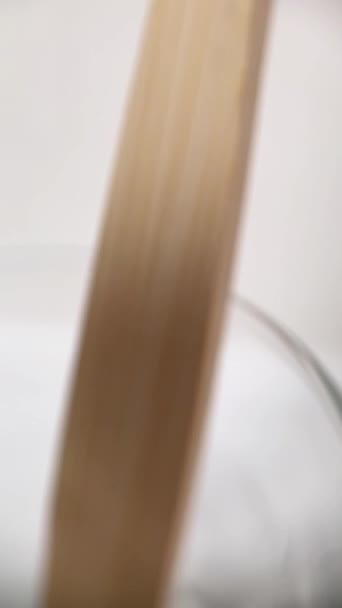 玻璃杯里的竹子牙刷 4K垂直视频在特写 浴室内的生物降解卫生用品 — 图库视频影像