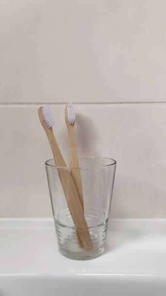 Mão Uma Mulher Coloca Uma Escova Dentes Crianças Bambu Copo — Vídeo de Stock