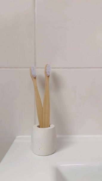Bir Kadın Eli Bambu Bir Çocuğun Diş Fırçasını Beton Bir — Stok video