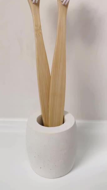 Escovas Dentes Bambu Suporte Concreto Vídeo Vertical Perto Produtos Higiene — Vídeo de Stock