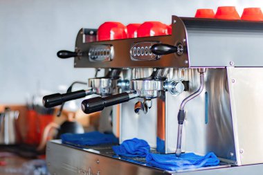 Kullanmaya hazır bir kahve makinesi. Espresso makinesi. Kahve dükkanı. kafe.