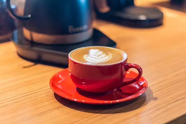 Masada seçici odaklı bir fincan kahve. Kahve dükkanı. Kafe. kahve çekirdekleri