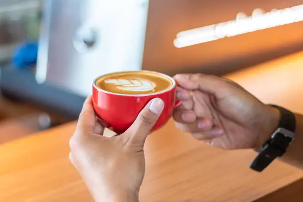 Masa Tezgahında Bir Fincan Kahve Tutan Kadın Elleri Bakış Açısı — Stok fotoğraf