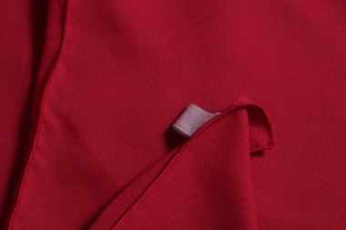 Kumaşlı arka plan için uygun lüks kırmızı saten kumaş parçası. Seçici Odaklanma. Soyut.