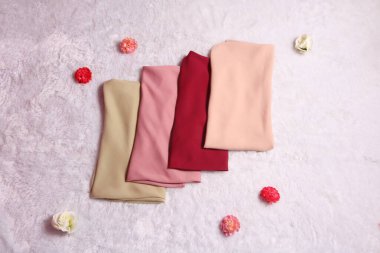 Beyaz arka planda katlanmış tesettür. Pashmina 'nın renk varyasyonu, tesettür instan. başörtüsü, jilbab, Müslüman kadınlar için eşarp.