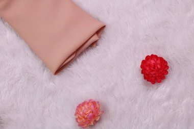 Beyaz arka planda katlanmış tesettür. Pashmina 'nın renk varyasyonu, tesettür instan. başörtüsü, jilbab, Müslüman kadınlar için eşarp.