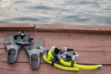 Tüplü dalış ekipmanlarının tamamı ahşap iskeleye odaklı. Fin, Derinlik Göstergesi, Dengeli Düzenleyici, Güç Enflasyonu, Dalış Maskesi ve Şnorkel. Dalış takımları ve aksesuarları.