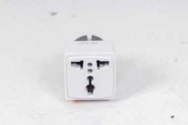 Beyaz arka planda izole edilmiş evrensel elektrik prizi prizlerini kapatın. Dünya çapında elektrik prizlerini bağlamak için kullanılır. Çözüm, seyahat ve teknoloji kavramı.