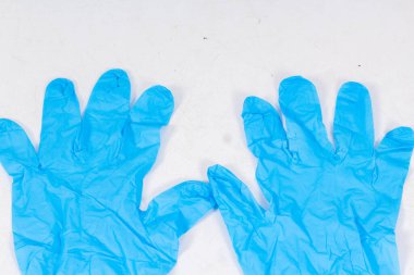 Mavi eldivenler beyaz arka planda izole edilmiş. Tıbbi nitril eldivenler. Lastik eldiven üretimi, lateks eldiven. koruyucu eldivenler