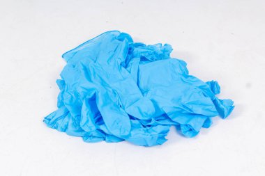 Mavi eldivenler beyaz arka planda izole edilmiş. Tıbbi nitril eldivenler. Lastik eldiven üretimi, lateks eldiven. koruyucu eldivenler