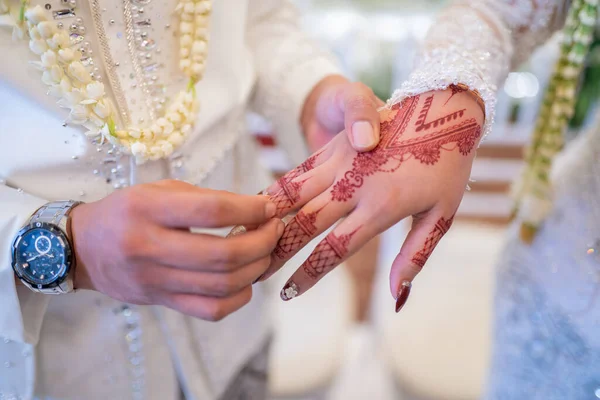 Manželé Dali Snubní Prsteny Tradiční Indonéský Svatební Obřad Ženich Dává — Stock fotografie