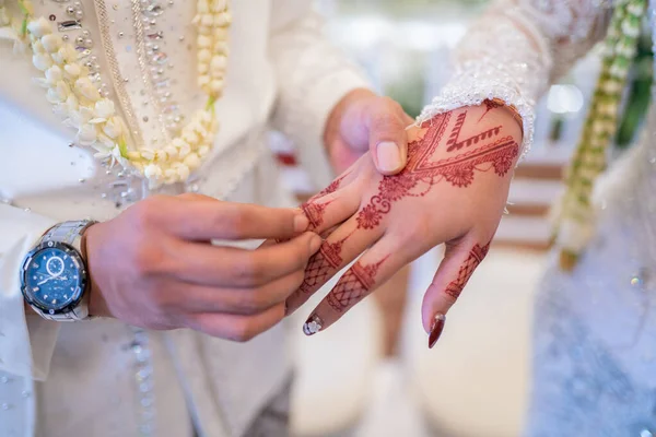 Ein Ehepaar Steckte Sich Bei Einer Traditionellen Indonesischen Hochzeitszeremonie Gegenseitig — Stockfoto