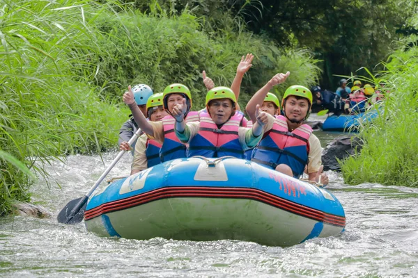 Пангаленган Бандунг Индонезия Декабрь 2022 Группа Мужчин Женщин Сплавляются Реке — стоковое фото