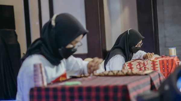 ランプン ランプン インドネシア 11月 2021 女性は 手でランプン省の典型的な いわゆる伝統的なタピス布を織っています — ストック写真
