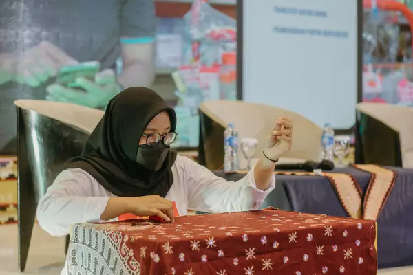 Bandar Lampung Lampung Indonésie Novembre 2021 Une Femme Tisse Tissu — Photo