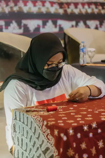 2021年11月21日 印度尼西亚兰榜 一名妇女正在手工织布 或所谓传统的挂毯布 是兰榜省的典型产品 — 图库照片
