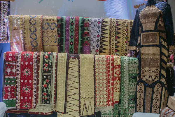 面料的各种图案 架子上陈列着不同的面料 一种可被称为典型的印度尼西亚兰榜省锥形织物的织物 — 图库照片