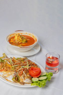 Pumano buğulama ya da tatlı ve baharatlı soslu kuwe balığı ve güzel süslemeler.