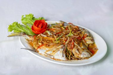 Pumano buğulama ya da tatlı ve baharatlı soslu kuwe balığı ve güzel süslemeler.