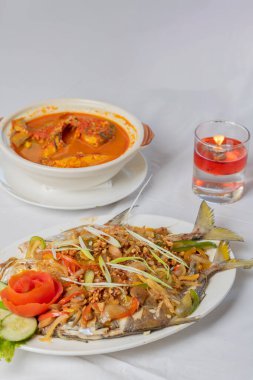 Pumano buğulama ya da tatlı ve baharatlı soslu kuwe balığı ve güzel süslemeler.